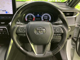 手元に複数のスイッチが備わり、運転姿勢を保ちながら車両の機能にアクセスしやすい仕様です。握りやすい形状で、日々の運転を支える使い勝手にも配慮されています。