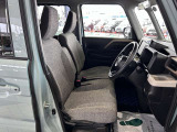 [フロントシート]インパネにシフトが付いているので足元広々!運転席から助手席の移動も楽々♪どちらからでも乗り降り出来るので、狭い場所の乗り降りも楽ちんですよ♪