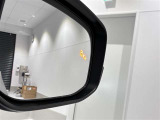 隣車線を走る車両をレーダーで検知し、ドアミラーでは確認しにくい後側方エリアに存在する車両に加え、急接近してくる車両も検知します。車両を検知するとドアミラーに搭載されたLEDインジケーターが点灯します。