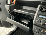 【収納部】パッと手に取りたい小物の置き場に便利。その他、沢山の収納部がございます。