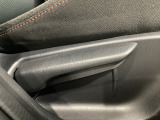 運転席にはドライバーの体型や好みに応じて前後方向だけでなく、高さの調整ができるシートリフターを装備!