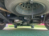 納車前にお車を持ち上げて入念に点検いたします。