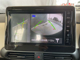 画像の左側は運転席から見ることのできないフロント左側を映している画像です、狭い道や幅寄せ時に便利です。
