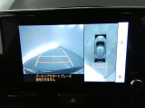 【全周囲モニター】車を上空から見下ろしたような映像をカーナビ画面に映し出し、車庫入れや縦列駐車をサポートしてくれます。