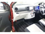 運転席と助手席には堀込式インパネドリンクホルダーを備えています。マイボトルやタンブラーでも視界を邪魔することなく、なおかつ自然に手が届きやすい場所にレイアウトされています。