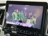 テレビ番組を画面で視聴できる装備です。停車中の休憩時間や待ち合わせの合間に映像を楽しめるため、車内で過ごす時間をより快適に活用したい方におすすめです。