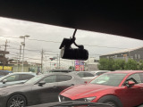 リア側ドライブレコーダー。運転中の映像・音声などを記録して、交通事故やトラブルが起きた時の正確な状況把握に役立つドライブレコーダーが装着されています。