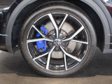 純正19インチアルミホイールが装着されております。モデル別にデザインされておりこちらの車両を足元からイメージに合うように考えられております。車のデザインを印象付けるのではないでしょうか?