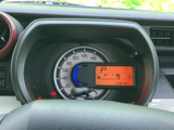 視認性の高いメーターで、運転に必要な情報を的確に把握できます。デジタル表示で、よりスマートな印象を与えます。