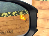 【ブラインドスポットモニター】走行中、ドアミラーの死角になりやすい箇所に後続車が接近するとサイドミラーのレンズに警告を表示!ドライバーに注意喚起をしてくれます。
