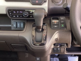 シンプルでとても使いやすいインパネシフトに、パーキングブレーキは電子制御パーキングブレーキです。