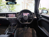 内装はシンプルに使い勝手を考え作られています。お車を運転する感覚をダイレクトに体感して頂けます。室内も広くロングドライブにも快適にお過ごしいただけます。