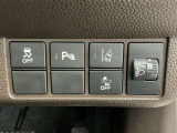 車がカーブの外側へ膨らんだり内側へ巻き込んだりする挙動を防止する横滑り防止装置、障害物センサー、万が一の時にあると心強いホンダセンシング機能-路外逸脱抑制機能・衝突軽減ブレーキ付きです!