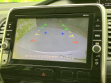 後方の映像とガイド線を画面で確認でき、駐車時に車両と周囲の位置関係を把握しやすくなります。後退時の目視確認を補助し、駐車操作を落ち着いて行いたい方に便利です。