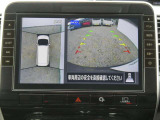 全周囲カメラで、クルマを上空から見下ろしているかのような映像を映し出します。周囲の状況がひと目でわかります!