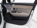 運転席ドアの全景です。キャビンを彩るすべてのものに、機能を形にした美しさが備わっています。