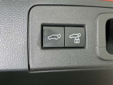 電動式バックドアです。 荷物を持ったままでもボタン一つで自動的に開け閉めできるので便利ですよ。 挟み込み防止機能も付いていますのでお子様の手や荷物を挟み込むのを防いでくれますよ。