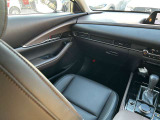 助手席も運転席同様に上品且つ質感の高いデザインで優雅にドライブを堪能できます。