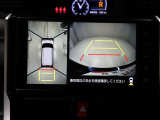 パノラミックビューモニターを装備。駐車場や交差点でクルマを真上から見るように周囲を確認できます。機能の詳細は販売店スタッフまでおたずねください。