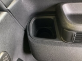 ドリンクボケット装備、小物入れにもなって便利です