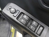 運転席から左右のドアミラーの開閉が可能です♪駐車場でのドアミラーの折り畳みが簡単です♪