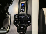 停車時のブレーキホールド機能に対応した電動パーキングブレーキ。渋滞や信号待ちで便利なブレーキホールド機能も装備されています
