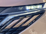 最新式はLEDヘッドランプですね。瞬時に明るい光が夜間の運転をぐっと楽にしてくれますよ。