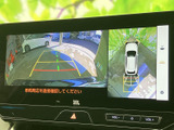 後方の映像に加えて車両周辺を上から見た表示も確認でき、駐車時の位置合わせや周囲の確認に便利です。ガイド線も表示され、狭い場所での取り回しをサポートします。