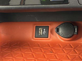 こちらのクルマはUSB接続コネクタも装備されています♪スマホの充電などにお使い下さい。ご旅行中での充電切れも、これなら心配いりませんね!