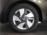 ◆純正ホイール装着車◆シンプルなデザインのホイールキャップ付きです。