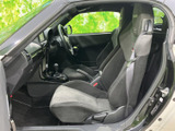 運転席と助手席が見渡せる室内は、落ち着いた色合いでまとめられています。身体を支えるシート形状に加え、足元にもゆとりがあり、乗り降りの際も空間の広がりを感じられます。