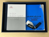 メンテナンスノート【点検整備記録簿・保証書】、取説も揃ってます。スマートキーはバッグなどにしまったままボタン操作でエンジン始動・停止やハイブリッドシステムの起動や停止ができて大変便利です
