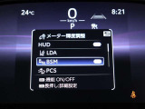 隣車線を走る車両をレーダーで検知し、ドアミラーでは確認しにくい後側方エリアに存在する車両に加え、急接近してくる車両も検知します。車両を検知するとドアミラーに搭載されたLEDインジケーターが点灯します。