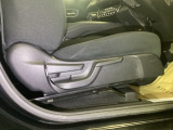 手動のレバーを使って、シートの高さや背もたれの角度を変えることができます。