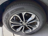 純正アルミホイールです。足元が引き立つので、車全体のイメージがアップしますよ!