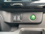 【両側パワースライドドア】両側がパワースライドドアになっており、運転席のスイッチやスマートキーでも開閉が可能。お子様やご年配の方でも乗り降りが楽になり介助等でも重宝します。