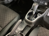 シンプルでとても使いやすいフロアシフトに、パーキングブレーキはハンドタイプのサイドブレーキです。