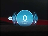【ヘッドアップディスプレイ】現在の車速表示や目的地へのルート案内やメディア関連のリストを表示する事が可能です。視線移動を減らす事によりドライブに集中して頂けます。