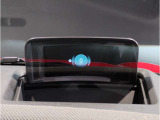 【ヘッドアップディスプレイ】現在の車速表示や目的地へのルート案内やメディア関連のリストを表示する事が可能です。視線移動を減らす事によりドライブに集中して頂けます。