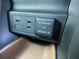 USB ソケットを2口装備。スマートフォンなどの充電に便利で、現代のカーライフにうれしい装備です。