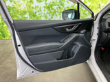 手元にまとまったスイッチ類とアームレストが備わり、乗車中も視線を大きく動かさず確認しやすい配置です。窓から外の様子を見渡せ、ドアポケットも日常の小物を置く場所として活用できます。