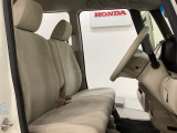 座面も厚みがあり背もたれも高く、広い足元にゆったり座れるシートです。運転席と助手席の間が空いている為、助手席側への移動がスムーズです。交通量の多い道でも助手席側から乗り降りができます。