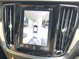 【360&deg;ビューカメラ】4台の高解像度カメラで360度の鳥瞰図を表示。隣の車や壁、死角にある障害物などを画面で確認できるため、狭いスペースでの駐車・出入りも安心です。