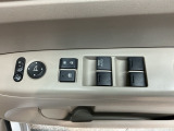 電動格納式リモコンドアミラーと、パワーウィンドウスイッチ等は運転席ドアにあります。