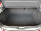 日常の使用に十分な広さの荷室です♪簡単な操作でシートアレンジもできます♪