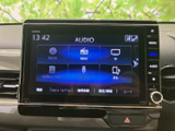 画面上でDVD・CDやラジオ、テレビなどの音源を選べるメニューが表示されています。利用したい項目を見つけやすい配置で、ドライブ中の気分や同乗者に合わせて、音楽や番組を切り替えて楽しめます。