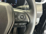 前方の車との車間を設定し、スピードを上げたり緩めたりを自動で行ってくれる追尾式の「レーダークルーズ」。上級装備の一つです!高級車にしかつかない嬉しい機能です。