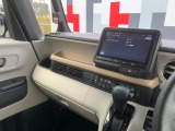助手席周辺はこのようになっております。運転手だけでなく助手席に一緒に乗られる方も広々と快適にお乗り頂けるような設計です!各種装備を次の写真からご案内いたしますのでご覧ください。