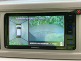 後方や車両周辺の様子を画面で確認でき、駐車時の安全確認を助けます。俯瞰表示と後方映像を見比べられるため、周囲の状況を把握しながら落ち着いて操作できます。