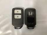 スマートキーを装備しています。鍵を差し込むことなくドアロックの開け閉めと、スタートボタン操作でのエンジンスタートができます。スペアキーも同じものを用意しております。